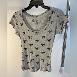 T-shirt with ribbon pattern